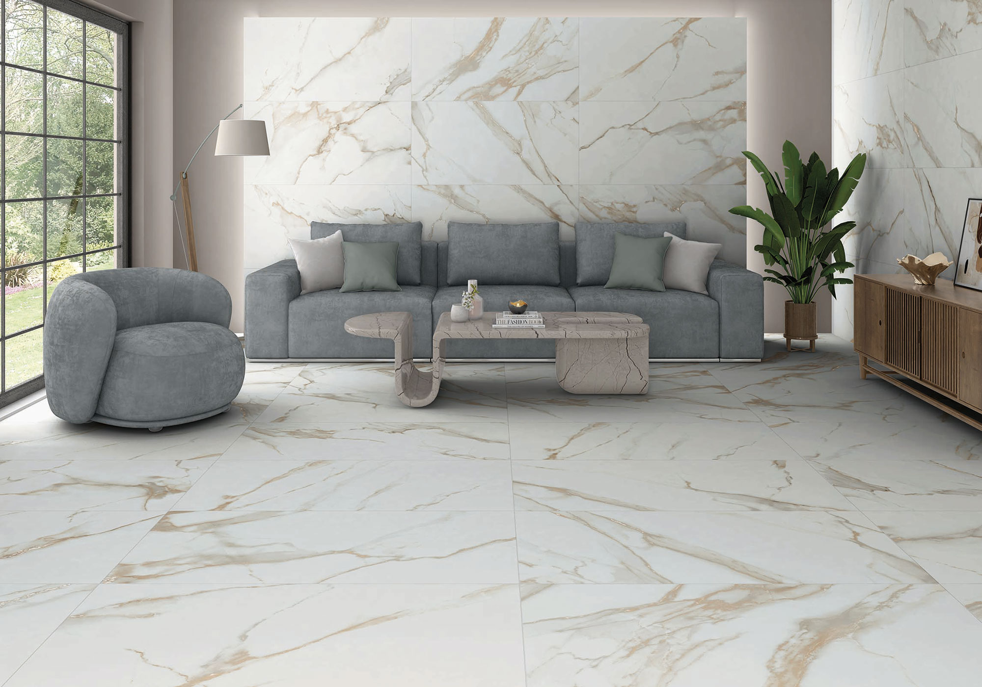 Salón de exposición con suelo y paredes porcelánicos efecto mármol, sofá gris y mesa baja