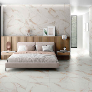Showroom dormitorio con pavimento y revestimiento cerámico efecto mármol.