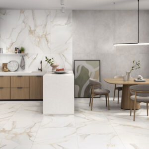 Cocina-comedor con suelos y paredes de azulejo efecto mármol y muebles de madera.