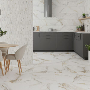 Cocina de exposición con pavimento y revestimiento cerámico efecto mármol y mobiliario gris