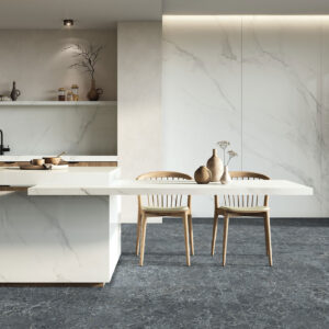 Cocina exposición con isla, revestimiento cerámico blanco y pavimento gris marmóreo