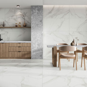 Cocina comedor con grandes azulejos efecto mármol en suelo, pared y mobiliario de madera