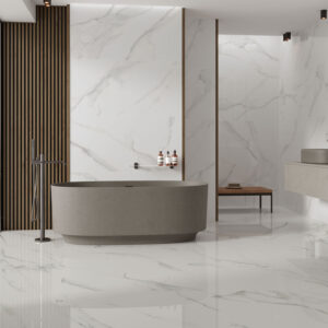 Baño showroom con azulejos efecto mármol, bañera exenta gris, pared lamas de madera y lavabo doble