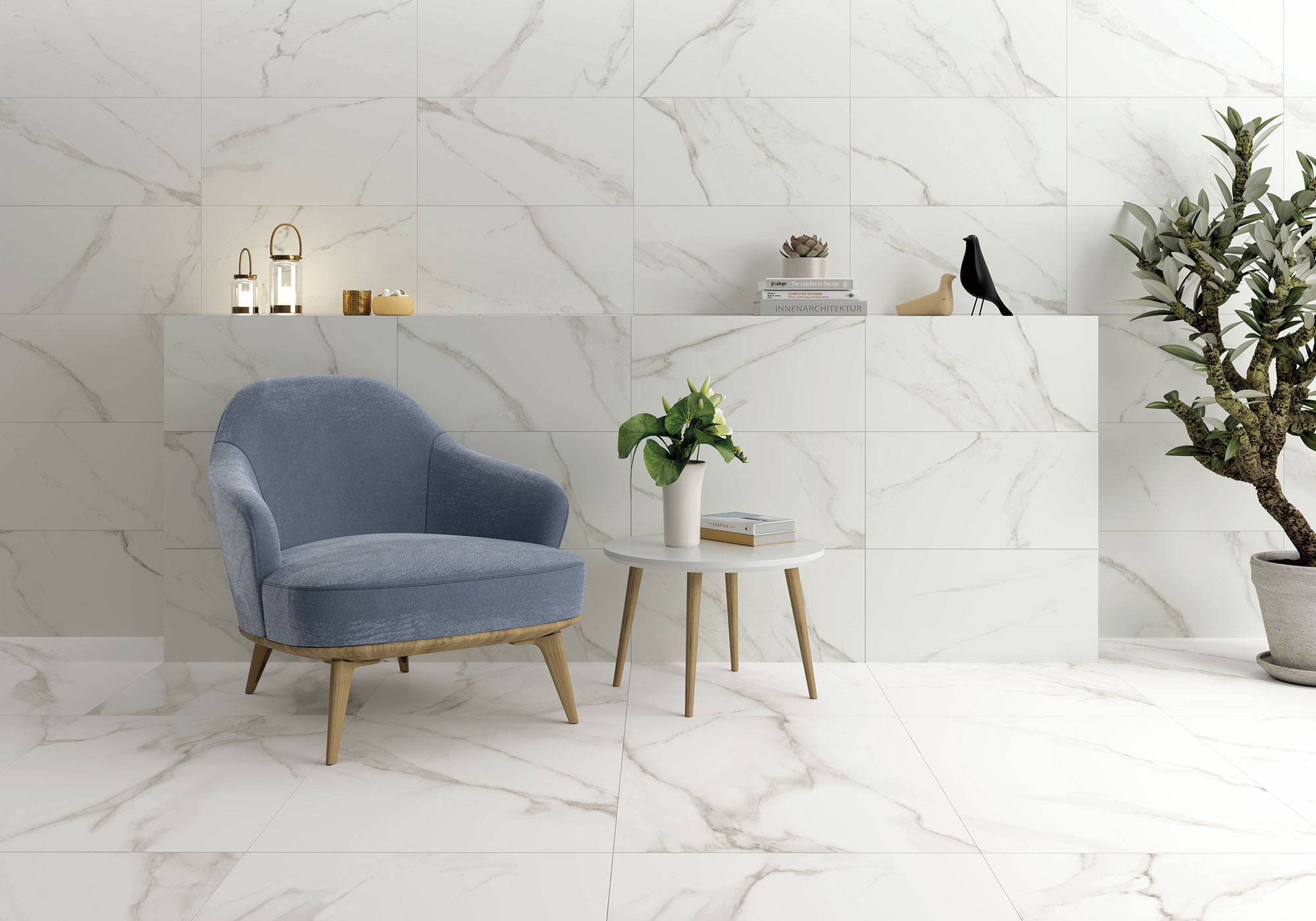 Muestrario azulejos efecto mármol en piso y pared; sillón azul, mesa con planta