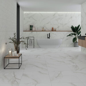 Escenario de baño con pavimento y revestimiento cerámico efecto mármol