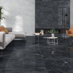 Salón expositor con suelo cerámico negro pulido, revestimiento mural gris, sofá y chimenea