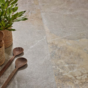Azulejo cerámico efecto piedra gris-beige con cucharas de madera y cestas con hojas