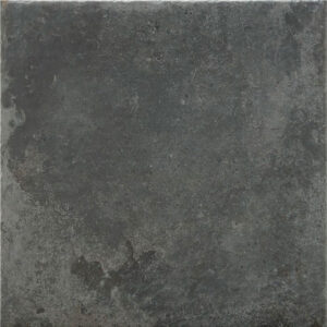 Saint-andrews-antracita-60x60 Baldosa cerámica gris oscuro con textura envejecida y acabado industrial.
