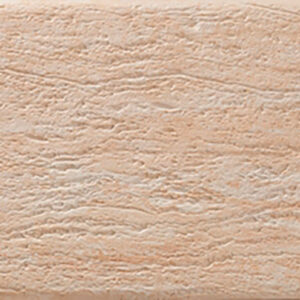 Baldosa cerámica beige con textura estriada horizontal que imita piedra