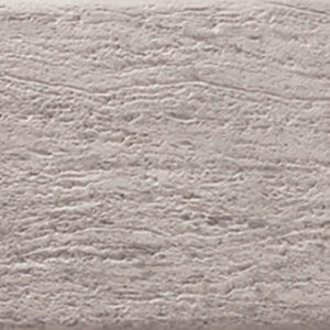 Azulejo rectangular beige claro con textura estriada y aspecto mate tipo piedra