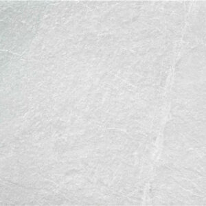 Baldosa cerámica gris claro con textura de piedra y vetas suaves