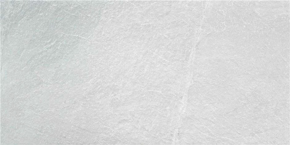 Baldosa cerámica gris claro con textura de piedra y vetas suaves