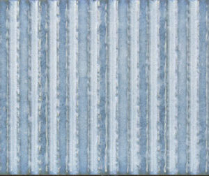 Revestimiento cerámico con estrías verticales azules y acabado envejecido