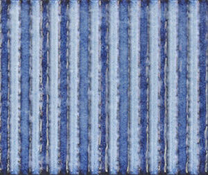 Revestimiento cerámico estriado en tonos azul y blanco con acabado esmaltado