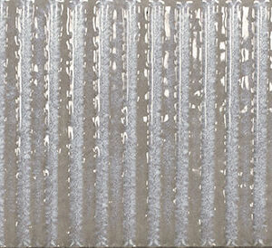 Azulejo rectangular beige con nervaduras verticales y acabado brillante