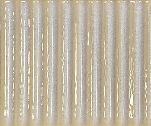 Azulejo cerámico beige con textura acanalada vertical y brillo