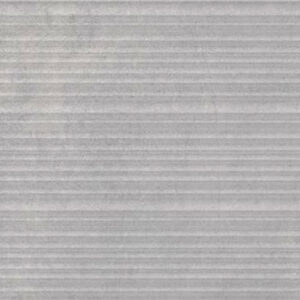 Sonder-dec-grey-33,3x90 Revestimiento cerámico gris claro con finas estrías horizontales y textura cemento.