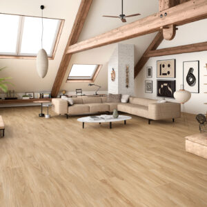 Showroom con suelo cerámico efecto madera claro en salón abuhardillado con vigas vistas.