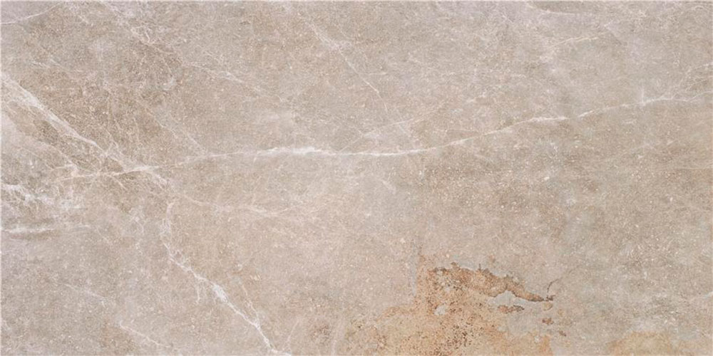 Azulejo cerámico beige con vetas blancas y mancha marrón, acabado mate