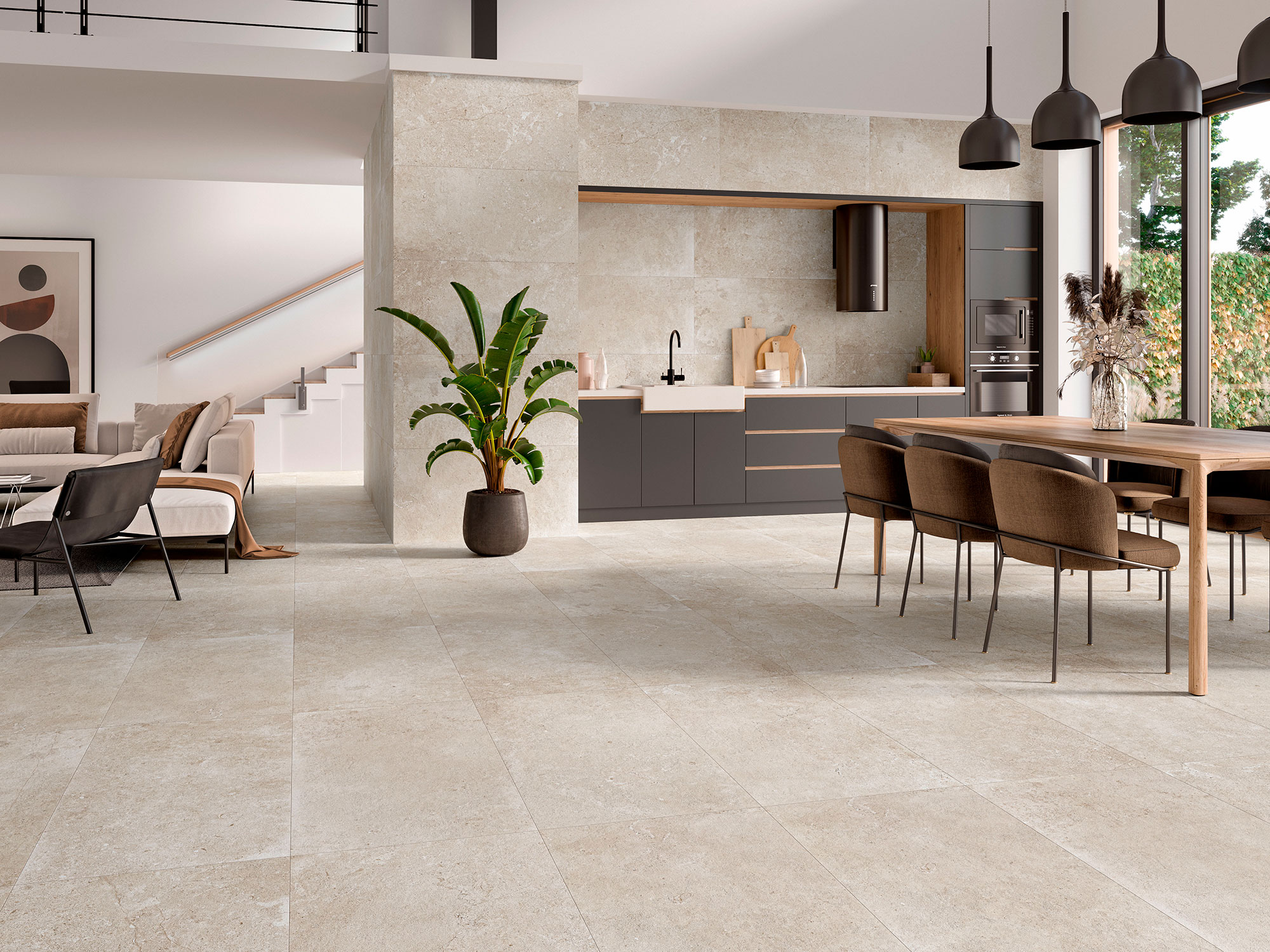 Salón y cocina abiertos con suelos revestidos, paredes cerámicas beige tipo piedra.