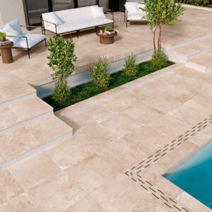 Terraza con pavimento cerámico beige, escalones, jardinera y piscina azul