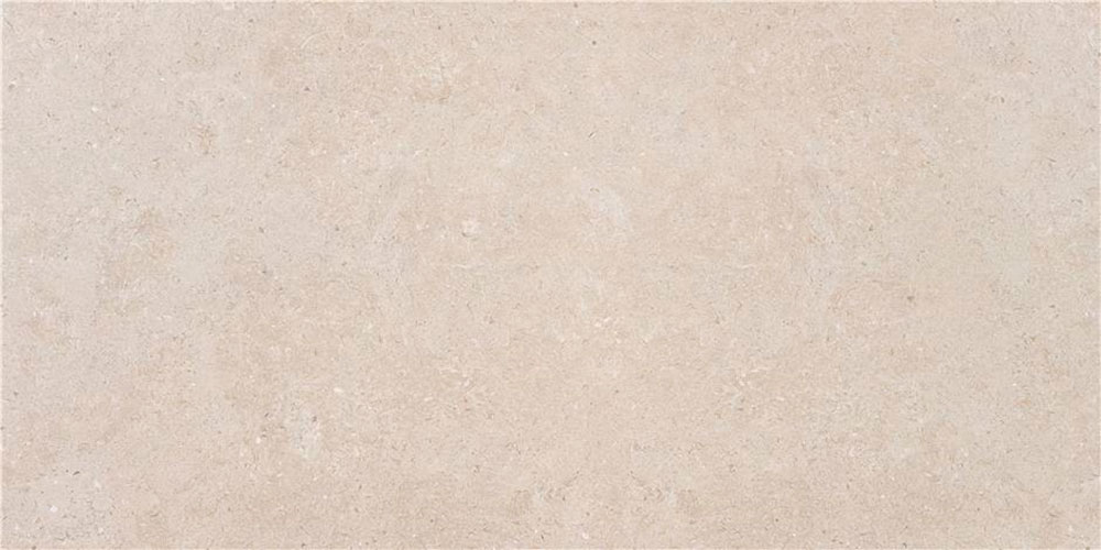 Baldosa cerámica tono beige claro con textura pétrea y acabado mate