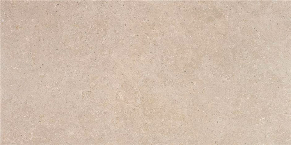 Baldosa cerámica efecto piedra beige con textura suave y vetas sutiles