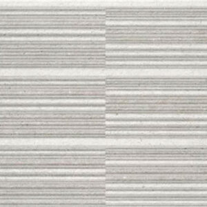 Azulejos cerámicos rectangulares grises con rayas horizontales en patrón a cuadros