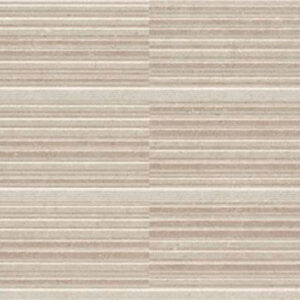 Azulejos cerámicos beige con líneas horizontales finas formando paneles rectangulares.