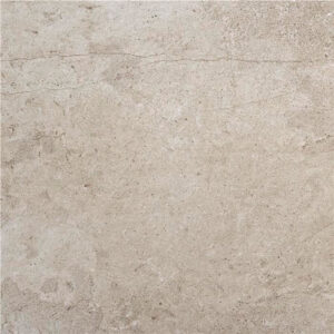 Baldosa cerámica beige claro efecto hormigón con vetas y textura sutil.