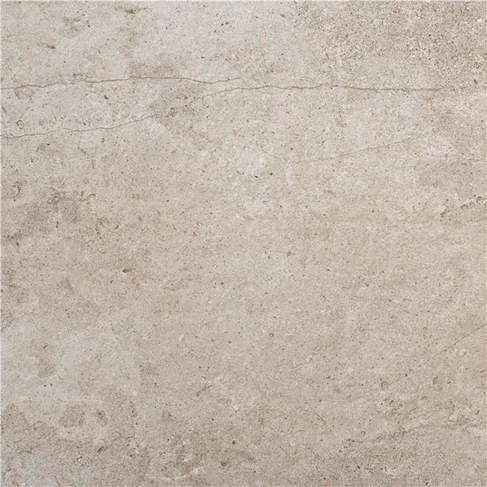 Baldosa cerámica beige claro efecto hormigón con vetas y textura sutil.