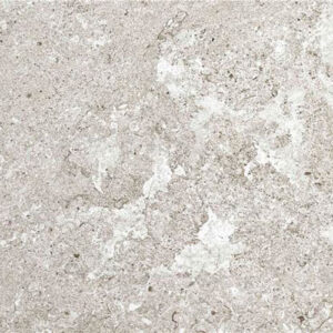 Baldosa cerámica efecto piedra beige con vetas y textura moteada