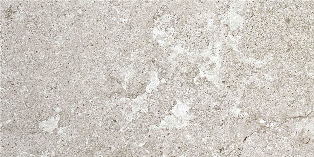 Baldosa cerámica efecto piedra beige con vetas y textura moteada