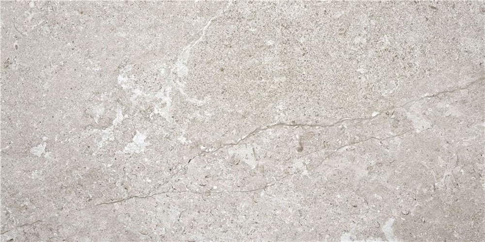Azulejo cerámico beige-gris con vetas finas y textura de piedra