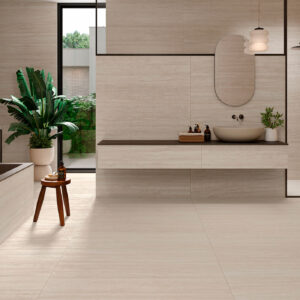 Showroom de baño con azulejos cerámicos beige en suelo y paredes, bañera, ducha y lavabo