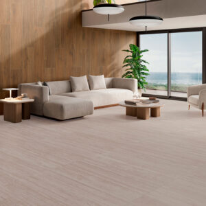 Salón moderno con pavimento cerámico claro y revestimiento mural efecto madera junto al ventanal