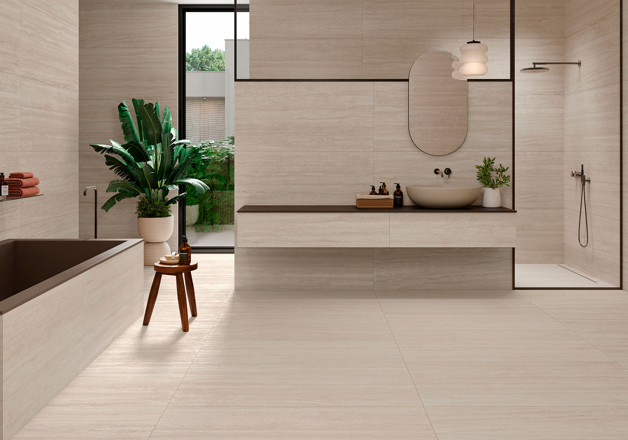 Showroom de baño con azulejos cerámicos beige en suelo y paredes, bañera, ducha y lavabo