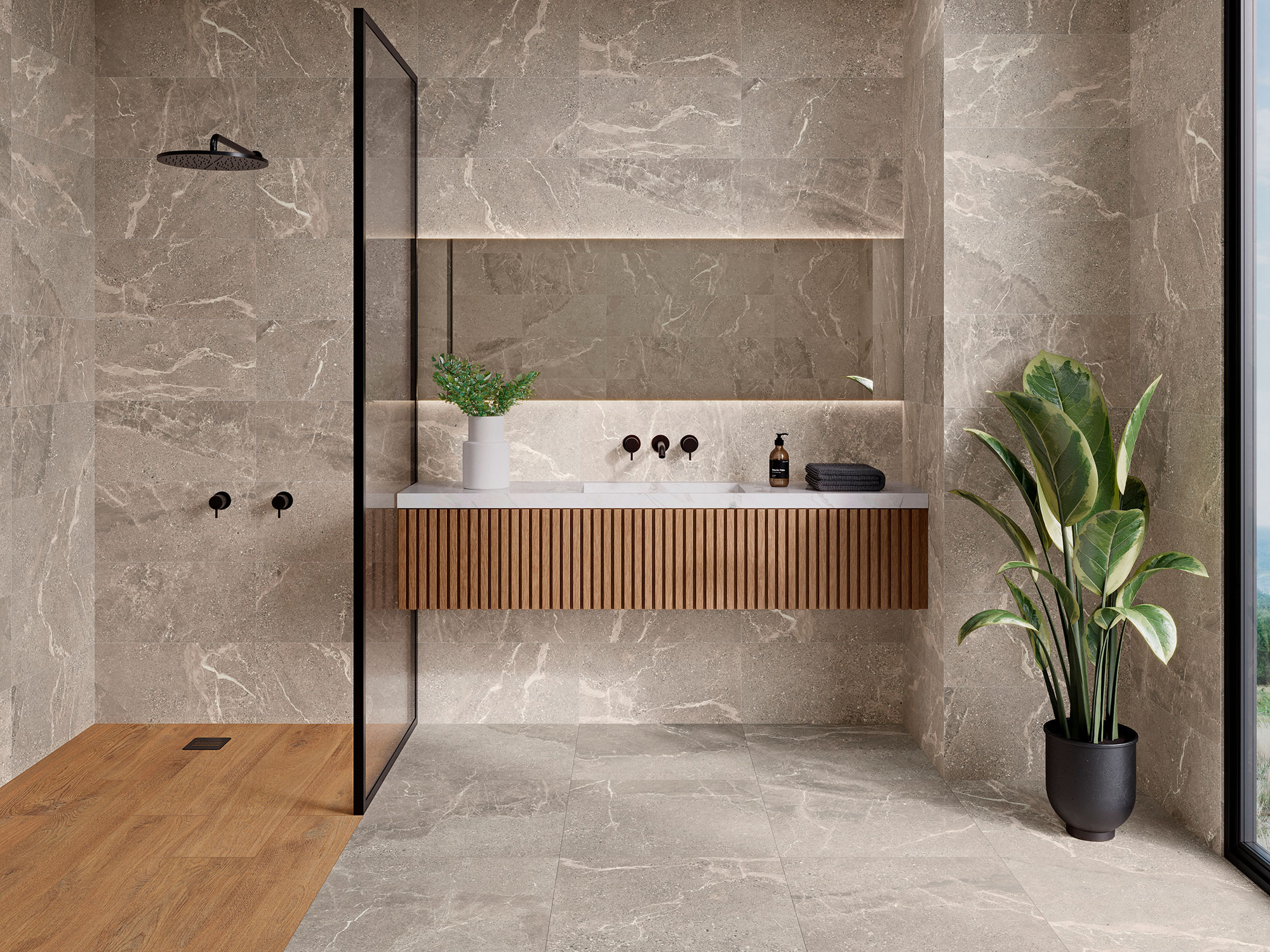 Baño expositor con grandes azulejos efecto mármol, mueble flotante de madera y ducha