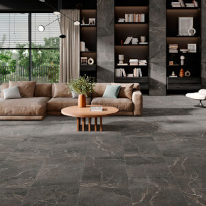 Showroom con suelos cerámicos gris efecto mármol, sofá beige y estanterías oscuras