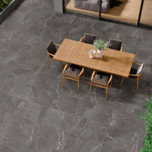 Terraza con pavimento cerámico gris efecto mármol y mesa de madera para comedor