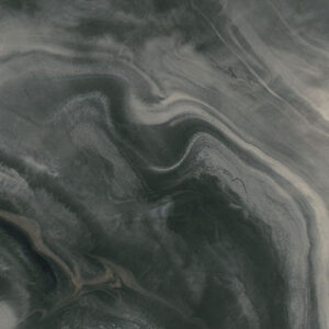 Azulejo porcelánico efecto mármol gris verdoso con vetas onduladas