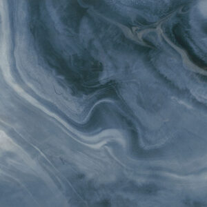 Baldosa cerámica efecto mármol en tonos azul y gris con vetas onduladas