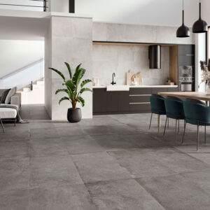 Muestra de pavimento y revestimiento cerámico gris en salón-cocina moderno