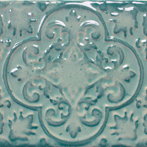 Azulejo cerámico esmaltado turquesa con relieve ornamental