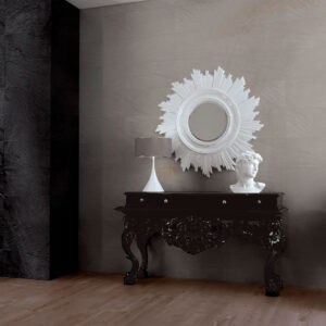 amb_pizarra_2000 Interior con revestimientos cerámicos texturizados, consola negra, espejo, jarrón y butaca roja