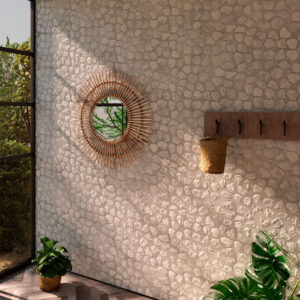 amb_umbra_blanco_madrazo_grey_mq Revestimiento cerámico efecto piedra en pared, suelo en espiga, espejo de ratán y plantas.