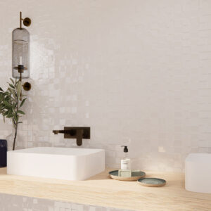 Encimera de madera con dos lavabos blancos, grifos negros y azulejos brillantes