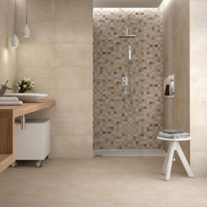 Interior de baño con azulejos y pavimento cerámico beige y ducha con mosaico