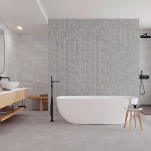 Baño expositor con bañera exenta blanca, revestimiento mural gris texturizado y lavabo de madera