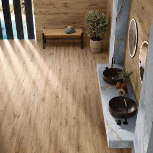 Exposición baño con pavimento cerámico efecto madera, encimera mármol y lavabos